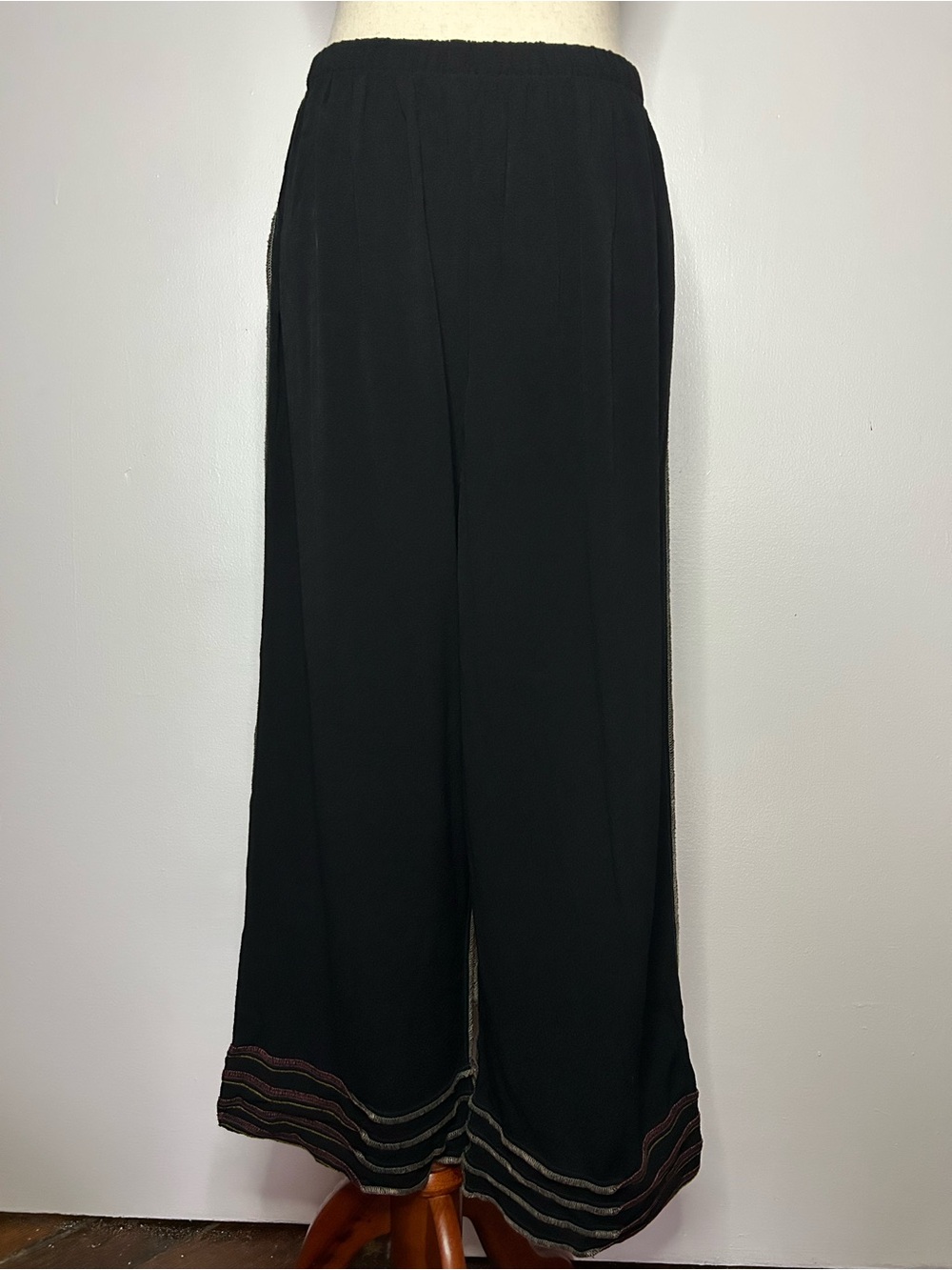 COCO Black with Contrasting Grey Stitching Flowy Capri with Elastic Waistband
